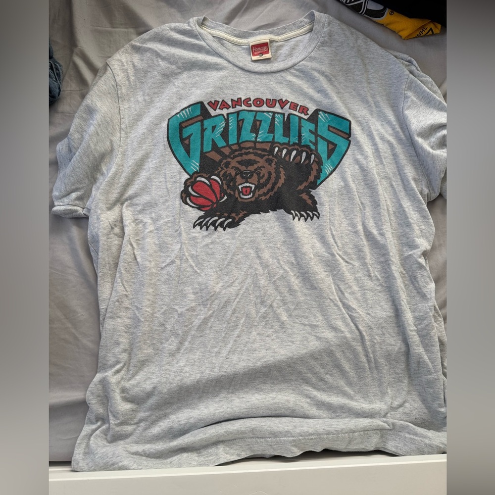 Gray Vancouver Grizzlies T-Shirt. Size XXL.